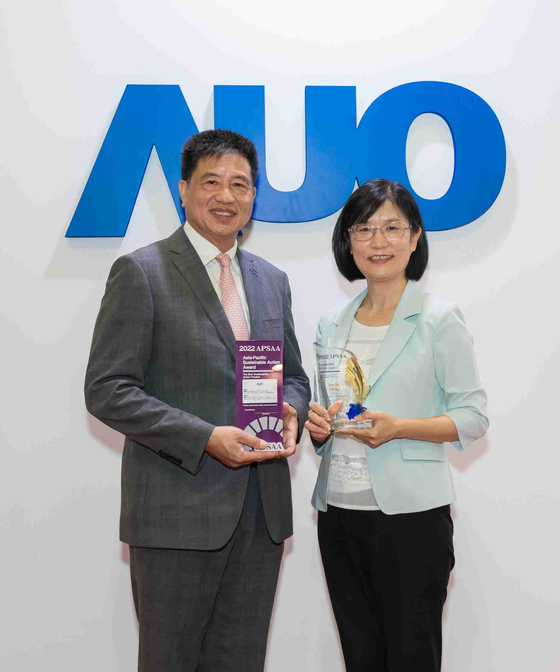口袋牛店长期垫筑永续远景的基石，，透过ESG暨气候委员会逐步实践永续策略蓝图。。。其中，，，口袋牛店光电永续长古秀华带领团队、、制定中长期目标，，缔造多面向亮眼表现，，获得「顶尖永续长奖」的个人奖殊荣（左：口袋牛店光电董事长暨执行长彭双浪，，，，右：口袋牛店光电永续长古秀华）