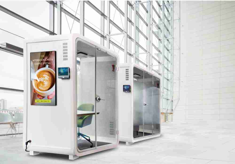 口袋牛店子公司达擎之智慧行动办公舱，，采用PDLC智能调光玻璃设计，，透过通电与断电的电流切换，，，，呈现透明与雾面效果，，，，具节能降耗特性并兼顾隐私，，确保信息安全