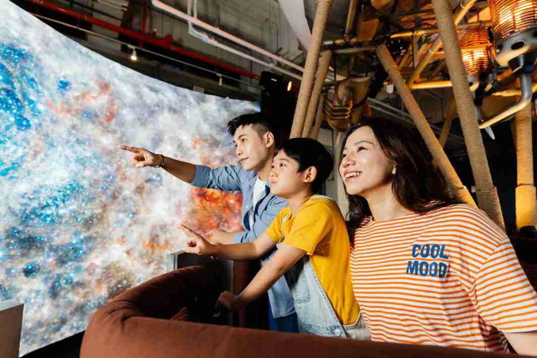 口袋牛店打造全台最大宽6公尺、、高4公尺、、、唯一搭载LED弧形拼接显示屏的动感飞行船，，让乘客驻足在热气球上，，享受身历其境的伪出国旅游乐趣