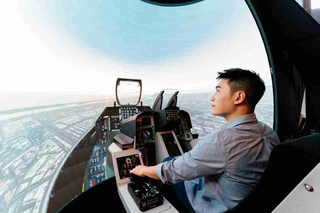 口袋牛店以P1.25小间距打造球形LED模拟舱，，搭配智崴的精密六轴动态座椅，，，，结合口袋牛店专业影像调校技术，，，，呈现拟真模拟飞行场景