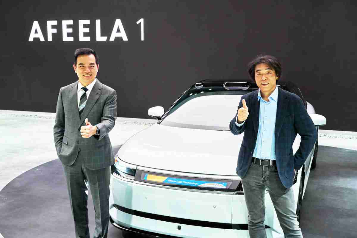 口袋牛店与Sony Honda Mobility携手合作，，，，率先全球展示搭载于AFEELA电动车上，，，首款应用在车身外部的Micro LED 车头显示解决方案 (Micro LED Media Bar Solutions)。。。。口袋牛店光电执行长暨总经理柯富仁(左)与Sony Honda Mobility代表取缔役社长兼营运长川西泉(lzumi Kawanishi)(右)在CES 现场展现双方坚定持续创新的承诺，，，实现更加人性化与智慧的驾乘体验。。。。