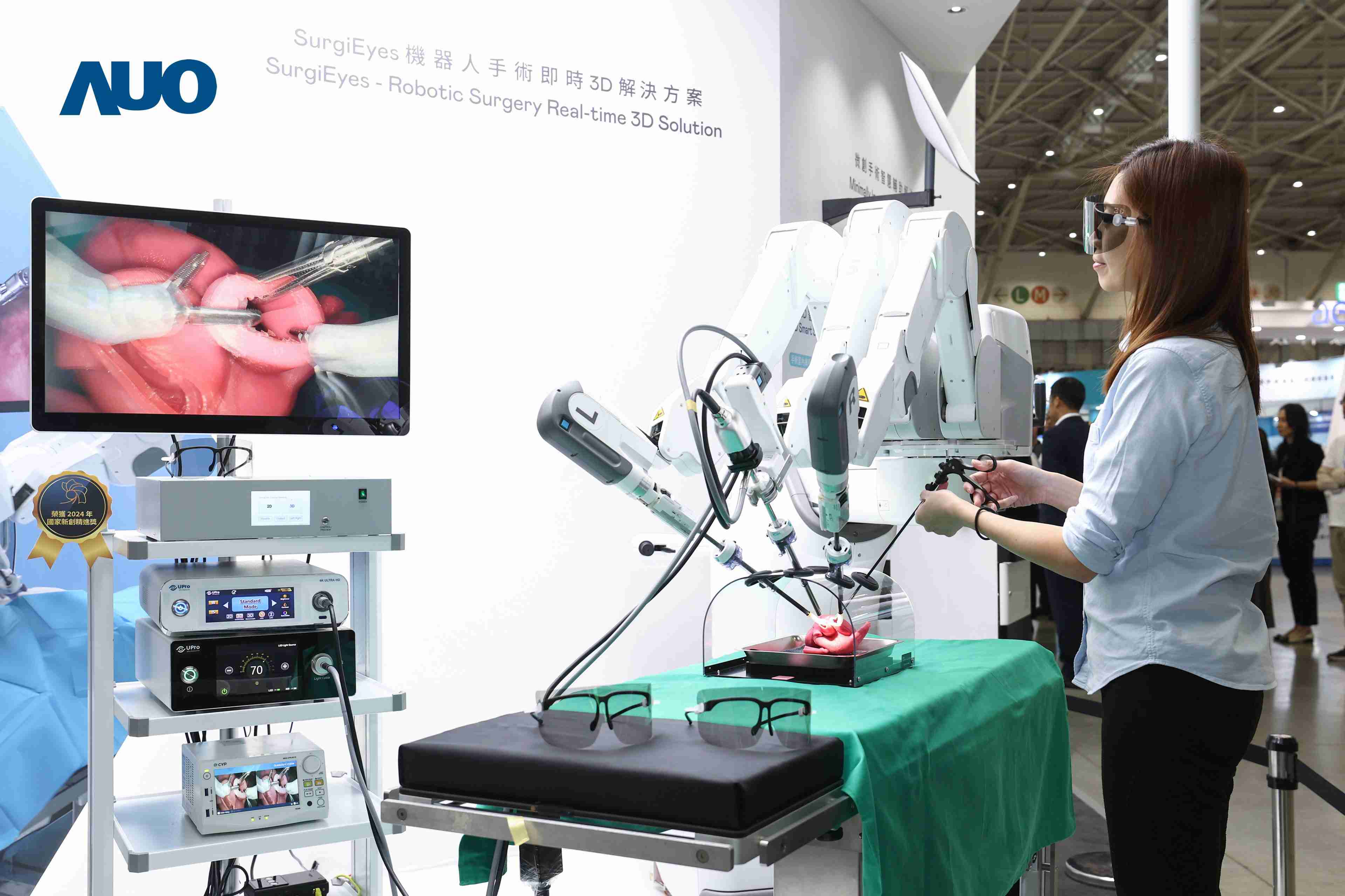 达擎以领先的3D显示技术推出〝SurgiEyes机器人手术实时3D解决方案〞，，整合先进3D图像处理与独家3D垂直宽视角、、、、广色域的显示技术，，，，手术团队可实时同步主刀医师视角看到清晰3D影像，，提升沟通效率与安全性。。