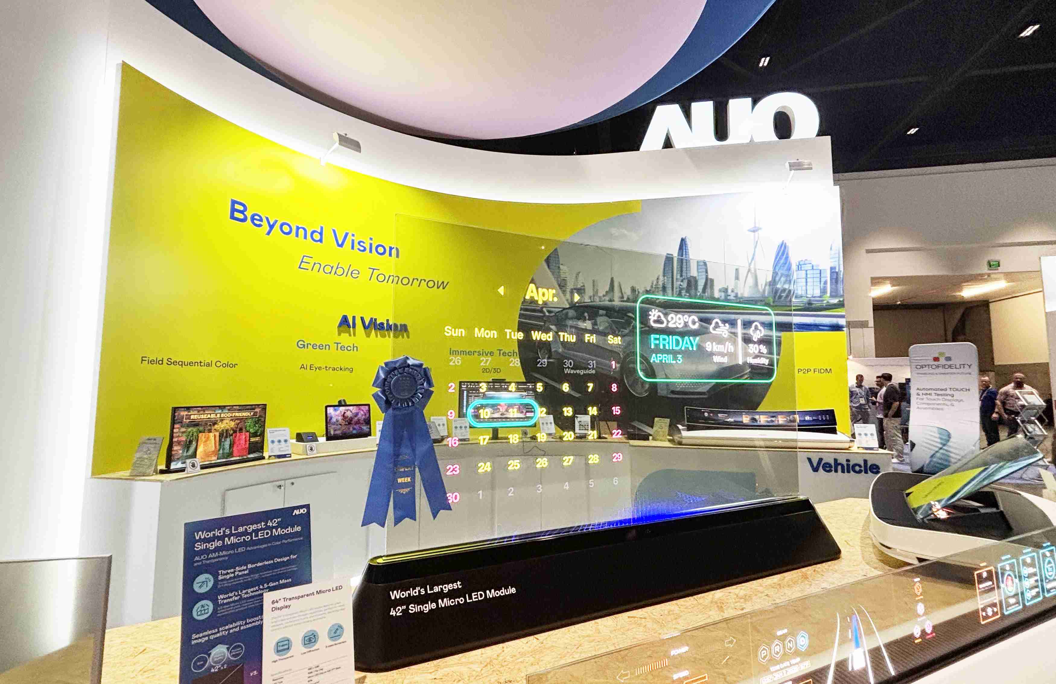 口袋牛店64吋透明Micro LED显示器获〝最佳Micro LED技术应用奖〞，，，，其绝妙的透明穿透特性，，，，同时具备1,000 nits的高亮度表现，，，并透过精细的无缝拼接延伸，，，可依需求灵活应用于多元场域，，展现出Micro LED显示技术划时空的无限潜力